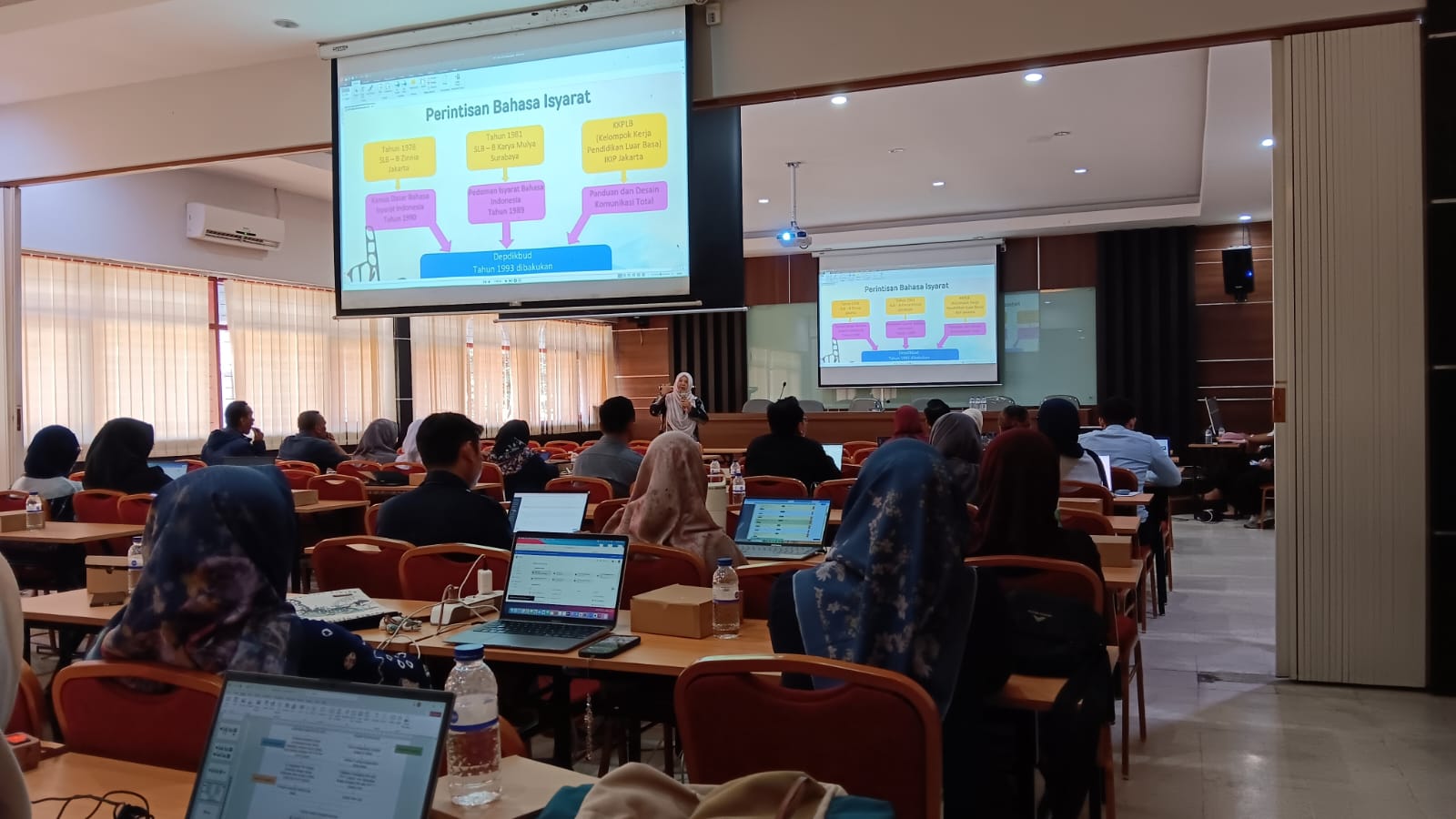 Pelatihan Bahasa Isyarat untuk Dosen dan Tenaga Kependidikan